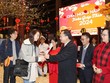 Ông Cao Tường Huy, Chủ tịch UBND tỉnh Quảng Ninh tặng hoa khách xông đất Vịnh Hạ Long. Nguồn: Quảng Ninh Portal