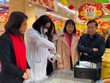 Cơ quan chức năng đang lấy mẫu thực phẩm của cơ sở Kl992 VIP Trang Chủ 2026.