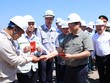Thủ tướng lì xì, động viên kỹ sư, công nhân thi công Sân bay Long Thành - Ảnh: VGP/Nhật Bắc 