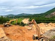Thi công nền đường Dự án cải tạo, nâng cấp Quốc lộ 14E đoạn Km15+270 - Km89+700, tỉnh Quảng Nam. (Ảnh: Công Tú - báo Quảng Nam)
