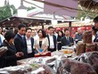 Lãnh đạo các đơn vị tham quan Hội chợ.