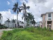 Những khu đất trống bên trong Dự án Golden Center City để cỏ dại mọc um tùm Ảnh: V.D