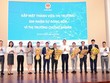 Thứ trưởng Bộ Kl991.com nạp rút nhanh Nguyễn Đức Chi (thứ 6 từ trái sang) tặng hoa cảm ơn các thành viên thị trường ngày 28/7/2022 