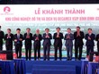 Chủ tịch Quốc hội Vương Đình Huệ, Phó thủ tướng Trần Hồng Hà tặng quà cho chủ Kl99ok phiên bản mới tại lễ khánh thành.