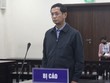 Cựu Giám đốc CDC Hà Nội Trương Quang Việt (bên trái) và bị cáo Lê Minh Tuyến tại tòa.
