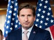 Nghị sĩ đảng Dân chủ Mỹ Dean Phillips trong cuộc họp báo về một đạo luật. (Ảnh: AP/TTXVN)