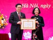 Thường trực Ban Bí thư, Trưởng Ban Tổ chức Trung ương Trương Thị Mai trao Huy hiệu 40 năm tuổi Đảng cho Chủ tịch Quốc hội Vương Đình Huệ.