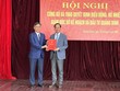 Chủ tịch UBND tỉnh Quảng Bình Trần Thắng (bên trái) trao quyết định và tặng hoa chúc mừng Giám đốc Sở Kế hoạch và Kl99ok phiên bản mới Quảng Bình Nguyễn Xuân Đạt.