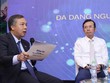 Ông Lê Trọng Minh, Tổng Biên tập Báo Kl99ok phiên bản mới (bên trái), điều phối phiên thảo luận "đa dạng nguồn thu cho các cơ quan báo chí". Ảnh: Lê Toàn