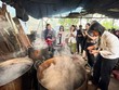 Đoàn khảo sát tìm hiểu quy trình Kl994 nhà cái bóng đá world cup thuốc Nam của đồng bào Dao quần chẹt.