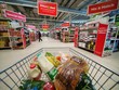 Khách hàng mua sắm tại một siêu thị ở Manchester, Anh. Ảnh: THX/TTXVN