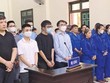 Nguyễn Minh Thành (áo đen, ngoài cùng bên trái) và nhóm đồng phạm bị đưa ra xét xử
