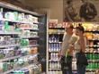 Người dân mua sắm tại một siêu thị ở Frankfurt, Đức. (Ảnh: THX/TTXVN)