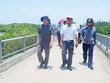 Chủ tịch UBND tỉnh Bến Tre Trần Ngọc Tam (bìa trái) khảo sát vùng ven biển huyện Thạnh Phú để mời gọi Kl99ok phiên bản mới phát triển du lịch ven biển