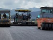 Thi công thảm bê tông nhựa tại Dự án KL99 là nhà cái cá cược trực tuyến hàng đầu tại châu Á Diễn Châu - Bãi Vọt. (Ảnh: TTXVN).