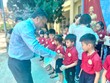 Tổng Biên tập Báo Kl99ok phiên bản mới Lê Trọng Minh trao học bổng cho các em học sinh trường Tiểu học Khả Phong.