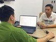 Công an lấy lời khai một đối tượng trong băng nhóm lừa đảo bị bắt tháng 4/2024