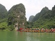 Lễ hội Tràng An là dịp để tôn vinh các giá trị văn hóa và thiên nhiên, tạo mối liên kết giữa con người và thiên nhiên.