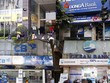 Nhiều năm nay, tiến độ ì ạch trong cơ cấu lại các tổ chức tín dụng, nhất là xử lý các tổ chức tín dụng yếu kém luôn được đề cập tại nghị trường. Ảnh: Đức Thanh