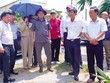 Ông Trần Ngọc Tam, Chủ tịch UBND tỉnh Bến Tre (thứ 3 từ phải sang) cùng các nhà Kl99ok phiên bản mới tham quan, khảo sát và định hướng Kl99ok phiên bản mới vào các huyện ven biển Bến Tre
