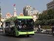 Xe buýt điện chạy trên đường phố TP.HCM.