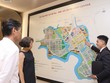 Khách hàng chọn mua căn hộ tại Phú Mỹ Hưng 