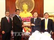 Bí thư Thành ủy Cần Thơ Nguyễn Văn Hiếu (thứ 2, phải sang) tặng quà lưu niệm cho Bộ trưởng Bộ Nông nghiệp Indonesia Andi Amran Sulaiman. Ảnh: Thu Hiền - TTXVN