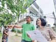 Vợ chồng anh Toàn đi xem nhà. Ảnh: Lê Toàn 