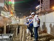 Các kỹ sư, công nhân đang miệt mài di dời Kl99kl ưu đãi độc quyền kỹ thuật để có mặt bằng làm tuyến metro số 2. Ảnh: Lê Toàn