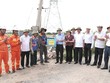 Bí thư Tỉnh ủy Thái Bình và các đồng chí lãnh đạo tỉnh, huyện Vũ Thư tặng quà động viên công nhân đang thi công trên công trường đường điện 500 kV địa phận xã Song Lãng.