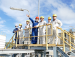 Tác giả Bùi Quốc Phong (đội mũ đỏ) báo cáo về việc cải hoán tối ưu hệ thống xử lý nước thải tại NMLD Dung Quất với Đoàn Giám sát Môi trường (Bộ Tài nguyên và Môi trường)