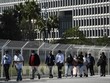 Người lao động xếp hàng chờ xin việc tại hội chợ việc làm ở bang California, Mỹ. Ảnh: AFP/TTXVN