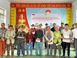 Ông Trần Đình Quân – Chủ tịch Hội đồng Thành viên Dai-ichi Life Việt Nam kiêm Chủ tịch Quỹ Vì Kl993 Đăng nhập Giải trí tươi đẹp (áo thun đỏ) đến thăm và trao tặng quà cho người dân có hoàn cảnh khó khăn tại tỉnh Khánh Hòa vào ngày 14/6/2024