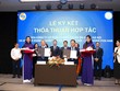 Ông Phạm Thanh Vũ, Giám đốc Chi nhánh 99Kl99 link đăng nhập SHS tại TP HCM (trái) và ông Từ Nguyên Bình, Phó chủ tịch HanoiSME (phải) cùng ký Thỏa thuận hợp tác 