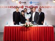 Bà Phạm Thị Thanh Hoa, Tổng Giám đốc DNSE và ông Huỳnh Phước Hồng, Giám đốc điều hành AVTech (hàng trên) và đại diện 2 đơn vị tại Lễ kích hoạt hệ thống an ninh mạng