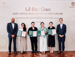 Đại diện Masterise Homes bàn giao sổ hồng các căn hộ hàng hiệu Marriott đầu tiên. Ảnh: Masterise Homes