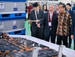 Tổng thống Indonesia Joko Widodo thị sát nhà máy Kl994 nhà cái bóng đá world cup pin xe điện đầu tiên của nước này ở Karawang vào ngày 3/7. Ảnh: Văn phòng Tổng thống Indonesia