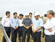 Phó bí thư thường trực Tỉnh ủy Bến Tre Trần Thanh Lâm (thứ hai từ phải qua) khảo sát tiến độ dự án tại huyện Ba Tri