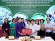 Bộ trưởng Bộ Kế hoạch và Kl99ok phiên bản mới Nguyễn Chí Dũng và Chủ tịch Hội liên hiệp Phụ nữ Việt Nam Hà Thị Nga ký kết và trao biên bản Chương trình phối hợp công tác giữa hai Bên. (Ảnh: Đức Trung)