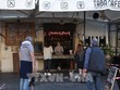 Người dân xếp hàng mua đồ uống tại một cửa hàng ở Rome, Italy. (Ảnh: THX/TTXVN)