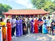 Một số du khách Ấn Độ đến Hà Nội đợt đầu tiên hào hứng chụp ảnh cùng người dân bản địa tại Văn Miếu - Quốc Tử Giám.