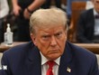Cựu Tổng thống Mỹ Donald Trump (giữa) tại phiên xét xử của tòa án New York ngày 4/10/2023. (Ảnh: AFP/TTXVN)