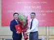 Trưởng ban Tổ chức Trung ương Lê Minh Hưng trao quyết định của Bộ Kl991.com tải ứng dụng, tặng hoa chúc mừng ông Đỗ Trọng Hưng. Ảnh: TTXVN