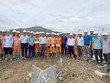 Chủ tịch HĐTV EVNNPT Nguyễn Tuấn Tùng và đoàn công tác thăm hỏi, động viên người lao động tham gia khắc phục lưới điện tại Uông Bí (Quảng Ninh)