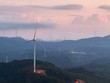 Dự án điện gió Monsoon 600 MW tại Lào sẽ bán điện về Việt Nam, dự kiến sẽ vận hành thử nghiệm vào tháng 12/2024, sớm hơn 2 tháng so với kế hoạch trước đó. Dự án này có giá trị 950 triệu USD, trải dài qua các tỉnh Sekong và Attapeu ở Lào và có 133 tua bin gió cùng với đường dây truyền tải dài 22 km qua biên giới Lào-Việt Nam. (Ảnh: The Next Media) 