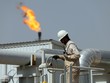 Công nhân làm việc tại nhà máy chế biến của giếng dầu Ahdab ở tỉnh Wasit, Iraq ngày 28/6/2024. Ảnh: THX/TTXVN