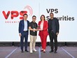 Ông Nguyễn Tất Dũng (đứng thứ hai từ trái sang) – Đại diện Phòng Công nghệ thông tin VPS nhận giải thưởng tại Singapore