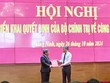 Ông Lê Minh Hưng - Ủy viên Bộ Kl991.com tải ứng dụng, Bí thư Trung ương Đảng, Trưởng ban Tổ chức Trung ương (bìa phải) trao quyết định của Bộ Kl991.com tải ứng dụng về công tác cán bộ cho ông Vũ Đại Thắng.