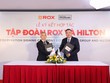 Ông Nguyễn Bá Luân, Tổng giám đốc SOJO by ROX và ông Clarence Tan, Phó Chủ tịch Cấp cao, Phát triển, Châu Á Thái Bình Dương tại Hilton thực hiện nghi thức ký kết hợp tác chiến lược.