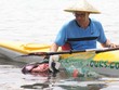 Du khách nước ngoài trải nghiệm tour du lịch dọn sạch bãi biển tại Vân Đồn (Quảng Ninh). (Ảnh: AEEC)